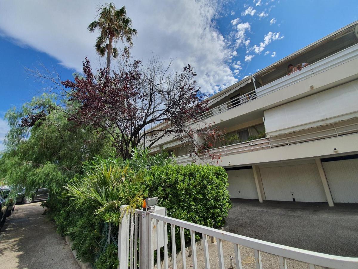 Palm Paradise, By Welcome To Apartment *
